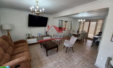 Casa de Dos Pisos Ampliada con 3 Dormitorios, 2 Baños, Villa La Busqueda, Comuna La Florida