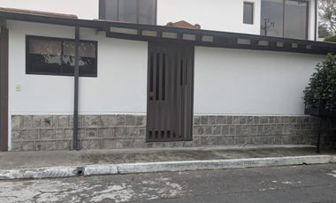 CASA 4 DORMITORIOS DE VENTA EN CUMBAYA SECTOR EL RESERVORIO