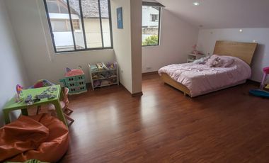 CASA 4 DORMITORIOS DE VENTA EN CUMBAYA SECTOR EL RESERVORIO