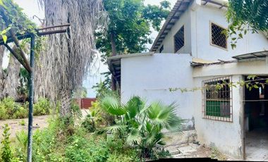 COSTA DE ORO: AMPLIO TERRENO CON CASA Y PALMERAS