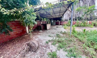 COSTA DE ORO: AMPLIO TERRENO CON CASA Y PALMERAS