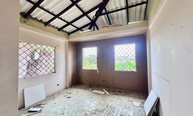 COSTA DE ORO: AMPLIO TERRENO CON CASA Y PALMERAS