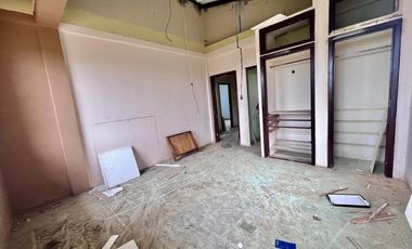 COSTA DE ORO: AMPLIO TERRENO CON CASA Y PALMERAS