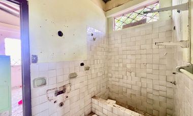 COSTA DE ORO: AMPLIO TERRENO CON CASA Y PALMERAS