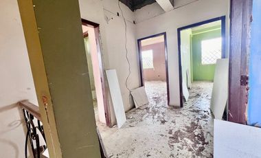 COSTA DE ORO: AMPLIO TERRENO CON CASA Y PALMERAS