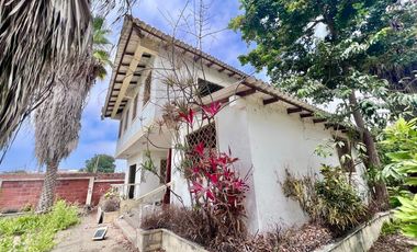 COSTA DE ORO: AMPLIO TERRENO CON CASA Y PALMERAS