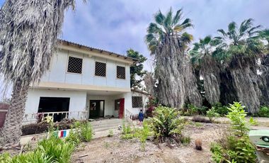 COSTA DE ORO: AMPLIO TERRENO CON CASA Y PALMERAS