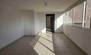 Oficina en renta en zona de alta conectividad y flujo de clientes constante.