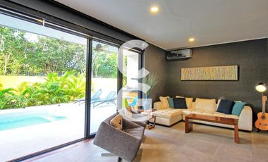 Casa en Venta en Cancún en Residencial Lagos del sol Amueblado con Alberca, Jardín y 4 Recámaras