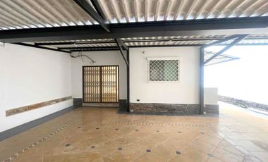 En Manta se Alquila Casa Remodelada de 3 Dormitiorios. Sector Sur-Urbanizacion Ciudad del Sol