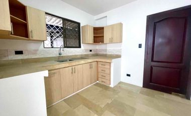 En Manta se Alquila Casa Remodelada de 3 Dormitiorios. Sector Sur-Urbanizacion Ciudad del Sol