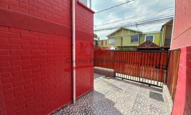 Hermosa Casa de Dos Pisos Ampliada con 2 Dormitorios, 1 Baño, Villa Los Jardines, Comuna de Quilicura.