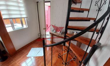 Hermosa Casa de Dos Pisos Ampliada con 2 Dormitorios, 1 Baño, Villa Los Jardines, Comuna de Quilicura.