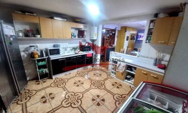 Hermosa Casa Dos Pisos Ampliada sin Regularizar, 4 Dormitorios, 2 Baños, Villa Los Cipreses, comuna de Quilicura