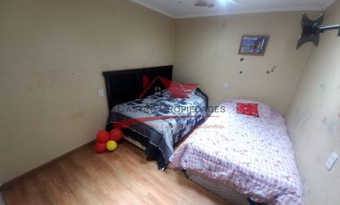 Hermosa Casa Dos Pisos Ampliada sin Regularizar, 4 Dormitorios, 2 Baños, Villa Los Cipreses, comuna de Quilicura