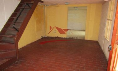 Casa de Dos Pisos Ampliada con 4 Dormitorios, 1 Baño, Villa San Enrique, Comuna de Quilicura.