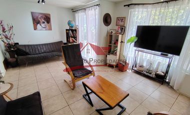 Hermosa Casa de Tres Pisos con 6 Dormitorios, 4 Baños, Valle Lo Campino, Comuna de Quilicura.