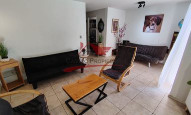 Hermosa Casa de Tres Pisos con 6 Dormitorios, 4 Baños, Valle Lo Campino, Comuna de Quilicura.