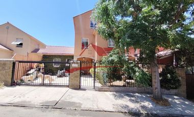 Hermosa Casa de Tres Pisos con 6 Dormitorios, 4 Baños, Valle Lo Campino, Comuna de Quilicura.