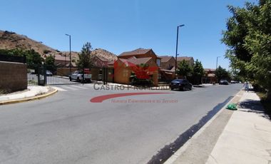 Hermosa Casa de Tres Pisos con 6 Dormitorios, 4 Baños, Valle Lo Campino, Comuna de Quilicura.
