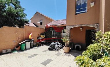 Hermosa Casa de Tres Pisos con 6 Dormitorios, 4 Baños, Valle Lo Campino, Comuna de Quilicura.