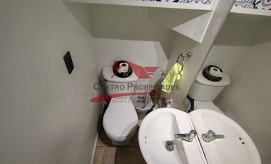 Hermosa Casa de Tres Pisos con 6 Dormitorios, 4 Baños, Valle Lo Campino, Comuna de Quilicura.