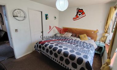 Hermosa Casa de Tres Pisos con 6 Dormitorios, 4 Baños, Valle Lo Campino, Comuna de Quilicura.