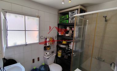 Hermosa Casa de Tres Pisos con 6 Dormitorios, 4 Baños, Valle Lo Campino, Comuna de Quilicura.