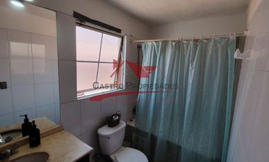 Hermosa Casa de Tres Pisos con 6 Dormitorios, 4 Baños, Valle Lo Campino, Comuna de Quilicura.