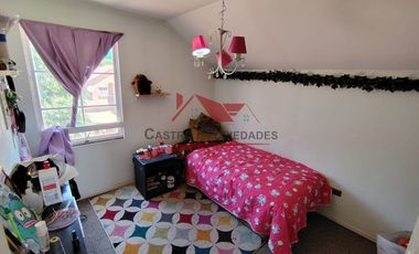 Hermosa Casa de Tres Pisos con 6 Dormitorios, 4 Baños, Valle Lo Campino, Comuna de Quilicura.