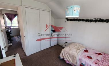 Hermosa Casa de Tres Pisos con 6 Dormitorios, 4 Baños, Valle Lo Campino, Comuna de Quilicura.