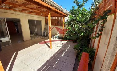 Hermosa Casa Esquina con Local Comercial, 5 Dormitorios, 2 Baños, Comuna de Quilicura