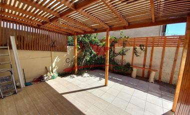 Hermosa Casa Esquina con Local Comercial, 5 Dormitorios, 2 Baños, Comuna de Quilicura