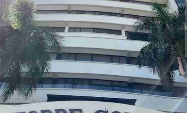 Venta de amplia Suite full amoblada en Torre I Hilton Colón 3 piso cerca Mall del Sol