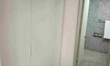 Venta de amplia Suite full amoblada en Torre I Hilton Colón 3 piso cerca Mall del Sol