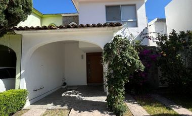 VENDO CASA $2,800,000 EN CHOLULA ZONA MOMOXPAN (CERCA DEL HUMBOLT) DOS NIVELES, TRES RECÁMARAS, CUARTO DE SERVICIO