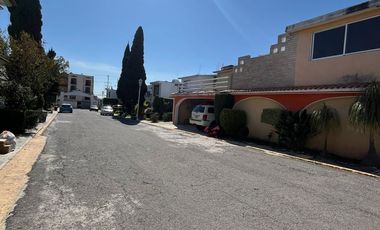 VENDO CASA $2,800,000 EN CHOLULA ZONA MOMOXPAN (CERCA DEL HUMBOLT) DOS NIVELES, TRES RECÁMARAS, CUARTO DE SERVICIO