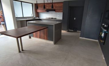 VENTA DE ESPECTACULAR CASA TOTALMENTE REMODELADA EN CIUDAD SATELITE