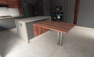 VENTA DE ESPECTACULAR CASA TOTALMENTE REMODELADA EN CIUDAD SATELITE