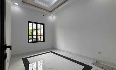 Rumah Klasik Modern 2 Lantai di Jagakarsa  Akses Strategis Dekat Tol Cilandak & TB Simatupang