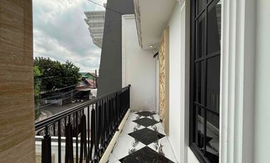 Rumah Klasik Modern 2 Lantai di Jagakarsa  Akses Strategis Dekat Tol Cilandak & TB Simatupang