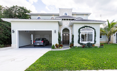 Casa Residencial Completamente Amueblada de Lujo en Privada Residencial al Norte de Merida, Yuc.