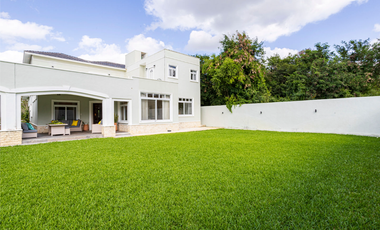 Casa Residencial Completamente Amueblada de Lujo en Privada Residencial al Norte de Merida, Yuc.