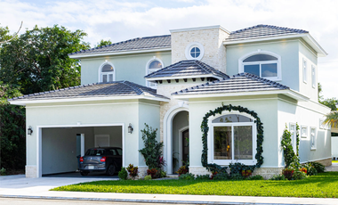 Casa Residencial Completamente Amueblada de Lujo en Privada Residencial al Norte de Merida, Yuc.