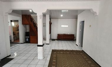 DISEWAKAN RUMAH BARU RENOVASI ATAP & CAT ULANG DI KOMPLEK MARGAHAYU RAYA KOTA BANDUNG
