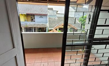 DISEWAKAN RUMAH BARU RENOVASI ATAP & CAT ULANG DI KOMPLEK MARGAHAYU RAYA KOTA BANDUNG