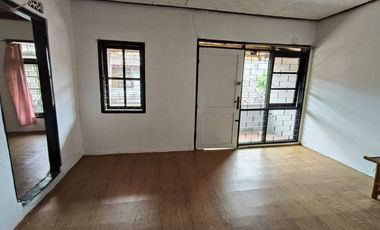 DISEWAKAN RUMAH BARU RENOVASI ATAP & CAT ULANG DI KOMPLEK MARGAHAYU RAYA KOTA BANDUNG