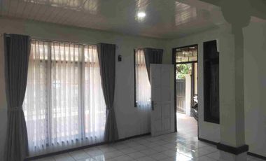 DISEWAKAN RUMAH BARU RENOVASI ATAP & CAT ULANG DI KOMPLEK MARGAHAYU RAYA KOTA BANDUNG