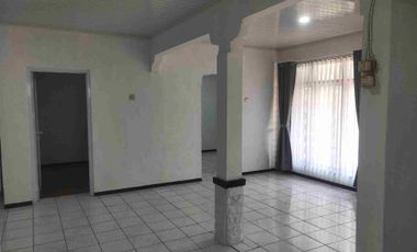 DISEWAKAN RUMAH BARU RENOVASI ATAP & CAT ULANG DI KOMPLEK MARGAHAYU RAYA KOTA BANDUNG