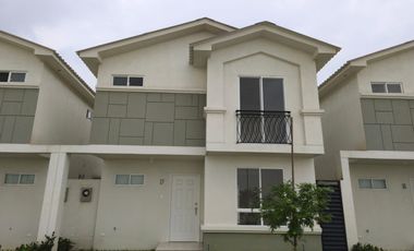 Casa de alquiler en Urbanización Casa Laguna, avenida León Febres Cordero.